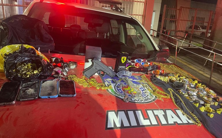 Polícia Militar prende dupla suspeita de roubo a loja em Maceió