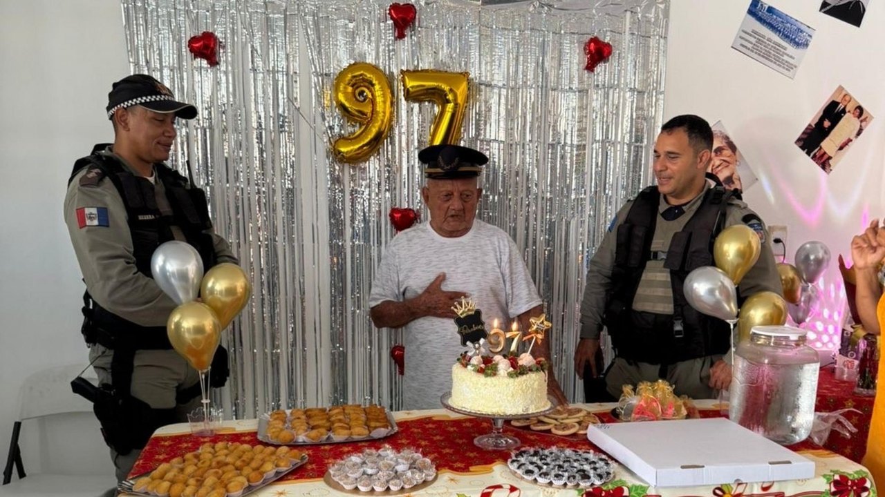 Veterano de 97 anos recebe surpresa da PM durante comemoração de aniversário