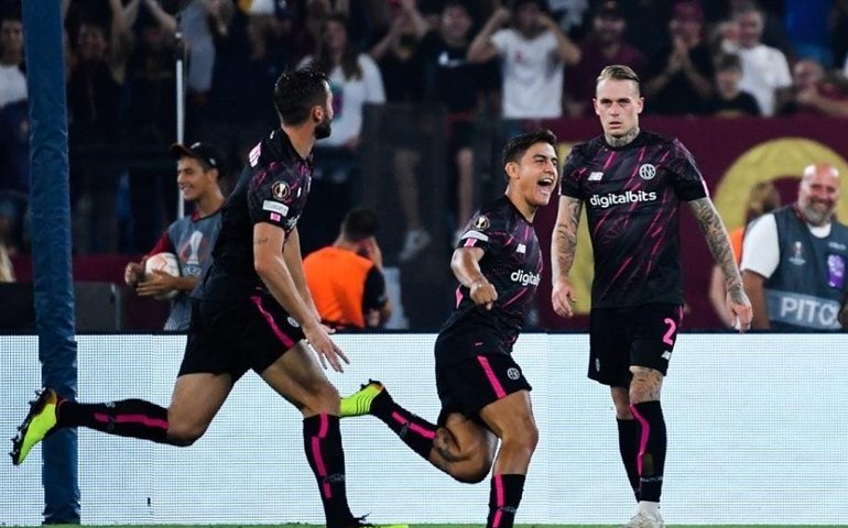 Roma faz três na etapa final contra o HJK e vence a primeira na Liga Europa