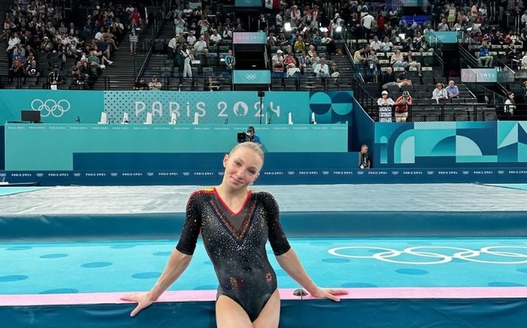 Ginasta romena recebe bronze olímpico após polêmica com pódio em prova vencida por Rebeca