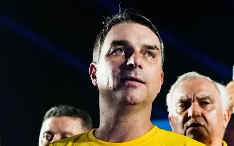 Em 1º discurso no Nordeste, Flávio faz novo aceno às mulheres e critica segurança pública do PT