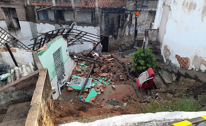 Casa foi atingida por deslizamento de terra Casa foi atingida por deslizamento de terra
