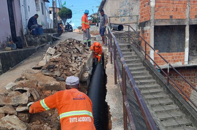 Infraestrutura substitui seis metros de tubulação durante ação de manutenção no Feitosa