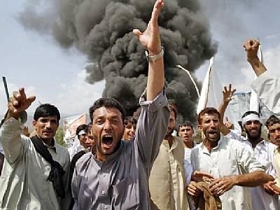 Afegãos gritam slogans antiamericanos e queimam pneus em protesto em Jalalabad, leste de Cabul