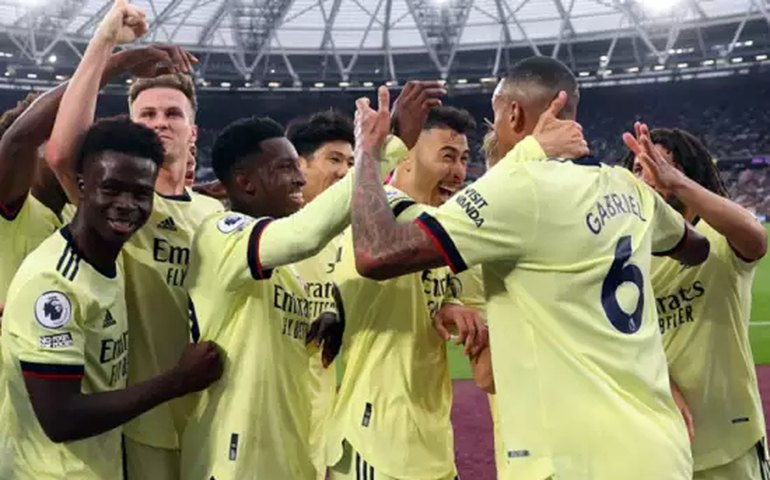 Com gol brasileiro, Arsenal vence West Ham e recupera 4ª colocação no Inglês