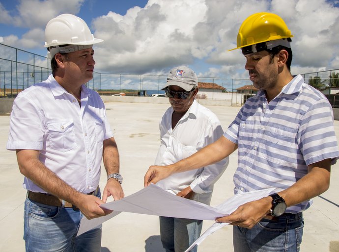 Cristiano Matheus vistoria obras do conjunto residencial Terra da Esperança
