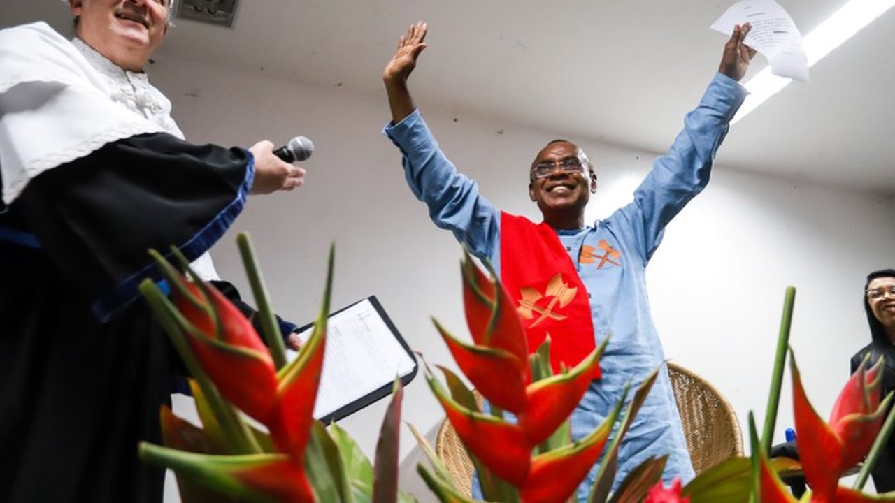 Zezito Araújo recebe Doutor Honoris Causa durante a Bienal de AL