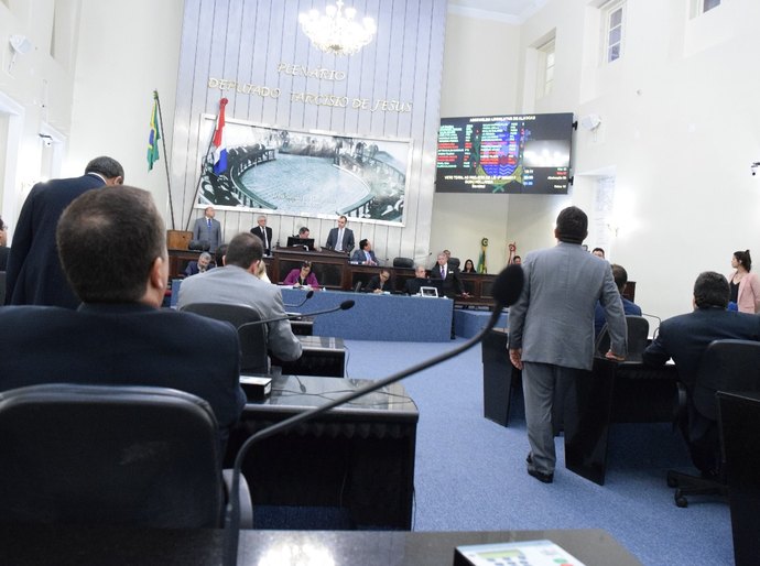 Derrubado na ALE veto ao projeto que reajusta subsídios do governador