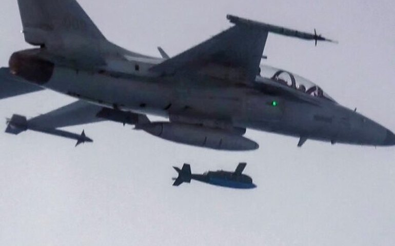 EUA fazem 1º exercício de bomba de precisão em 7 anos sobre a Península Coreana