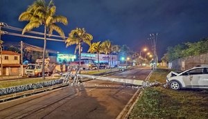 Carro derruba poste de energia após batida em Aracaju / Foto: Foto: CPTran/SE
