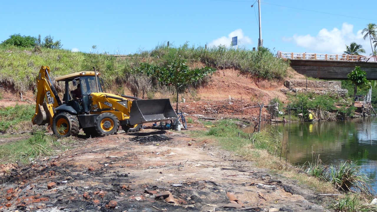 Prefeitura inicia recuperação de área desocupada por famílias às margens do Rio Jequiá
