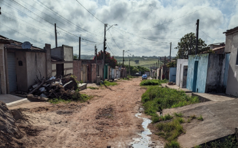 Moradores de Arapiraca denunciam situação 'insuportável' na rua Manoel Bispo Mandú: esgoto a céu aberto e risco diário