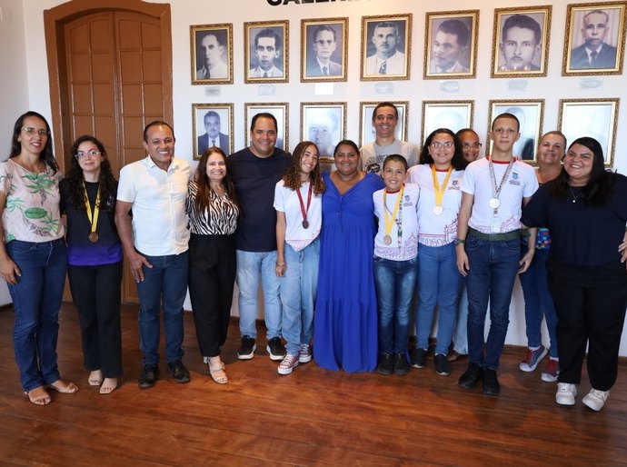 Prefeito Bocão entrega medalhas da Olimpíada Nacional de Ciências a alunos deodorenses