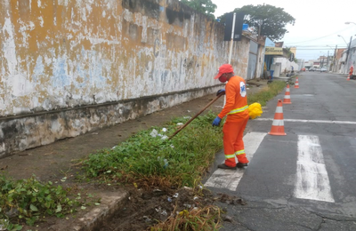 Prefeitura leva mutirão de limpeza a bairros de Maceió