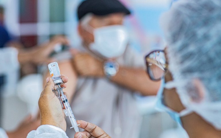 Combate à covid: vacinação por drive thru começa terça-feira (23) em Arapiraca