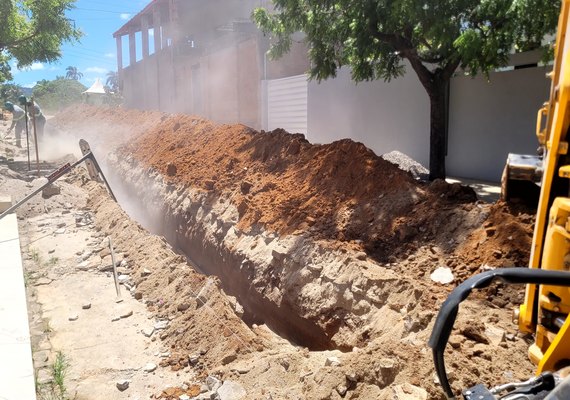Vereador Geraldinho detona Águas do Sertão por destruir ruas na cidade; mas quem trouxe essa empresa para a cidade?