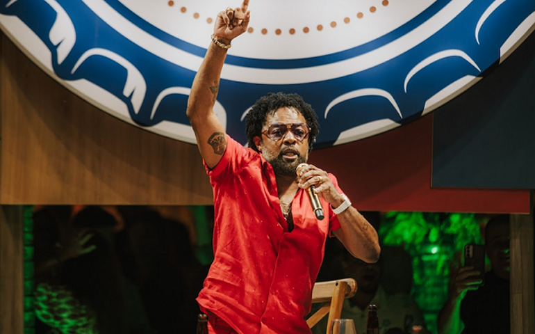 Xande de Pilares lança “Nos Braços do Povo – Volume 1”, com mais de 60 músicas