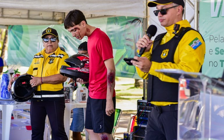 DMTT participa de ação do Abril Verde com simulação de sinistro e orientação sobre uso de capacete