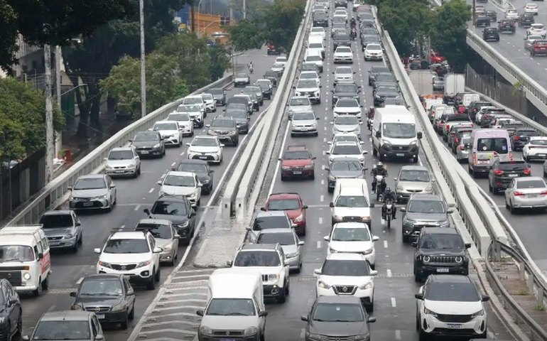 Caminhão despenca de ponte na capital paulista e deixa quatro feridos
