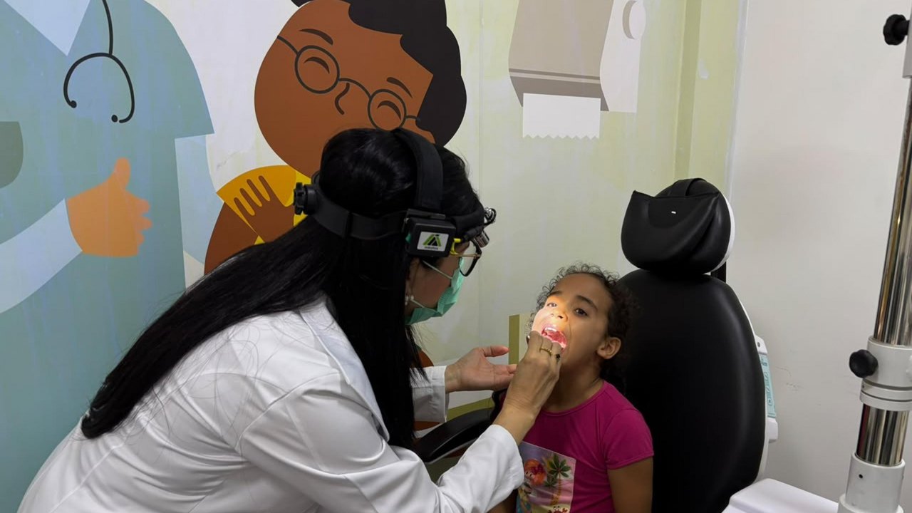 Médica orienta sobre período para levar crianças ao otorrinolaringologista pela primeira vez