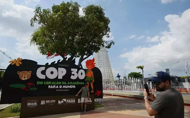 Protesto da Cúpula dos Povos reúne ministras Marina Silva e Sônia Guajajara em Belém