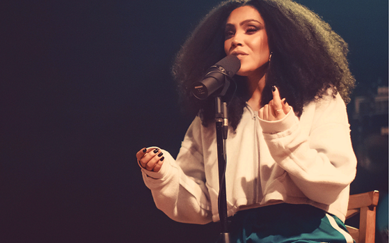 Paloma Rossi lança medley com hits do gospel