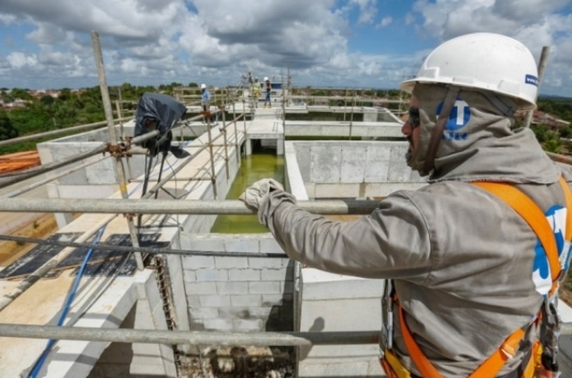 Governador visita obras de esgotamento sanitário no Benedito Bentes