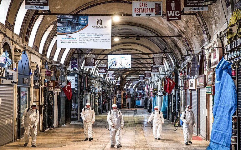 Agravamento da crise sanitária leva países a proibir viajantes da Índia