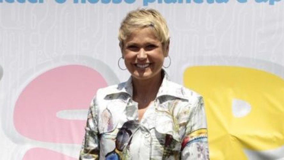 Xuxa canta música de abertura de Aquele Beijo