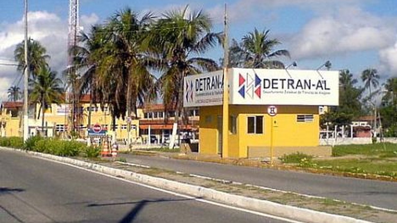 Detran atende serviços pelo site ou autoatendimento