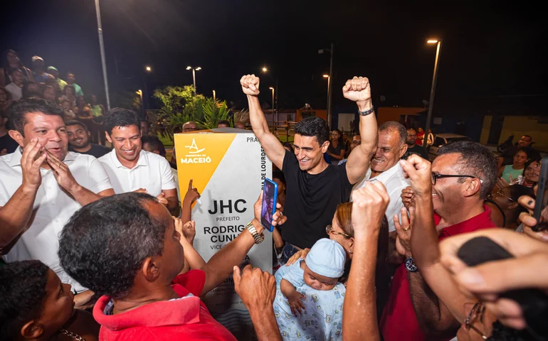 JHC entrega praça no Conjunto Carminha e celebra nova fase do Benedito Bentes