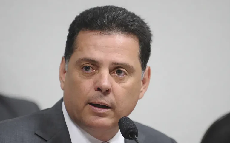 Presidente do PSDB é alvo de buscas da PF por desvios na Saúde em Goiás