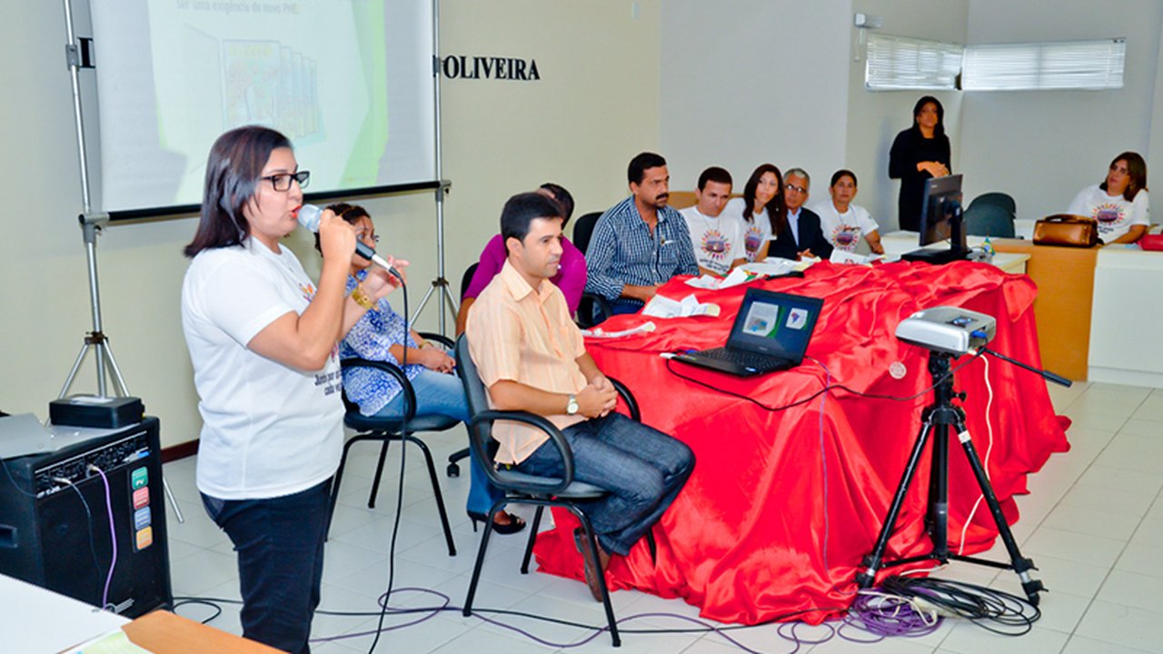 Prefeitura de Limoeiro de Anadia discute elaboração do Plano Municipal de Educação