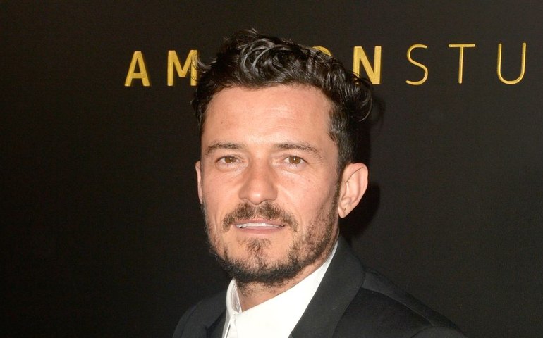 Orlando Bloom faz tatuagem para homenagear seu cachorro que morreu