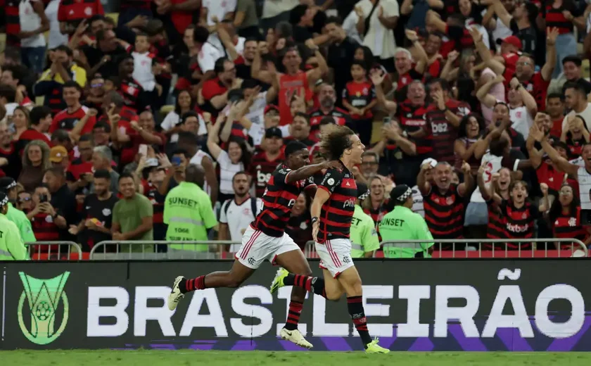 Torcida do Flamengo faz protesto em aeroporto após eliminação na Libertadores