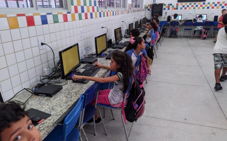 Educação entrega 345 computadores novos e 24 laboratórios de informática estão em funcionamento nas escolas municipais