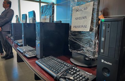 Seris e TRE celebram parceria com doação de equipamentos de informática