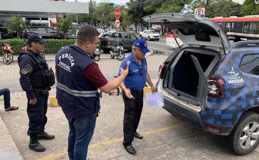 Guarda Municipal tem viatura danificada em operação para desobstruir passeio público