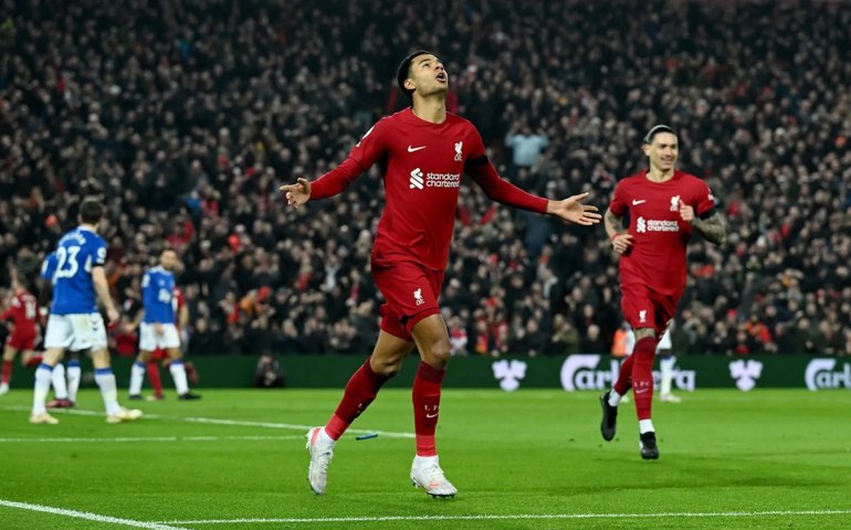 Salah se destaca, Liverpool bate Everton em Anfield e ganha 1ª no Inglês no ano