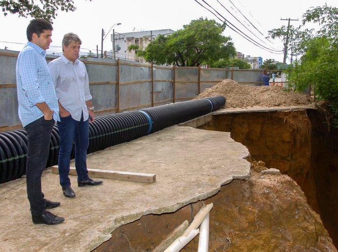 Prefeito Rui Palmeira acompanha obras de recuperação de via no Murilópolis