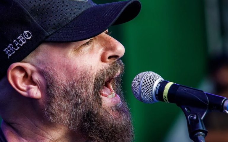 Filha e namorada de Mingau se emocionam ao pedir orações ao músico, baleado na cabeça