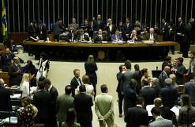 Câmara pretende votar meta fiscal e regularização tributária até quarta-feira