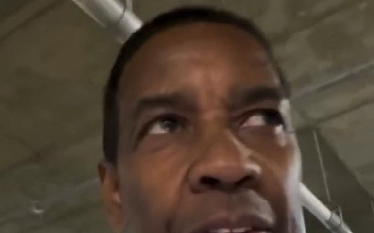 Denzel Washington discute com fotógrafo no tapete vermelho de Cannes