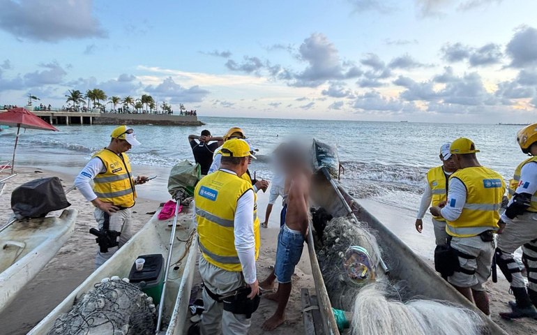 Ronda no Bairro detém jovens por posse de entorpecentes na Ponta Verde