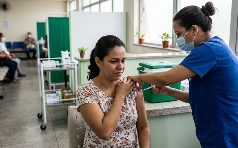 Anvisa amplia uso da vacina contra VSR para adultos a partir dos 18 anos