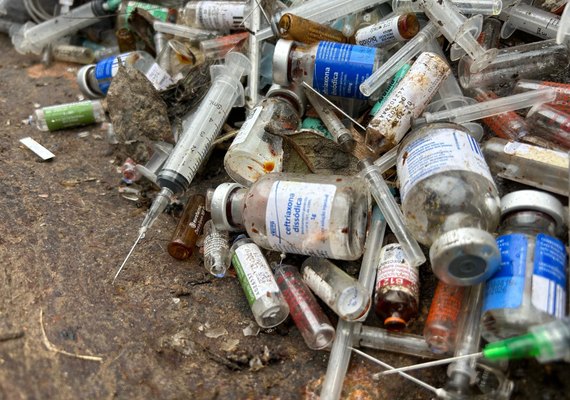 Empresa é flagrada descartando lixo hospitalar de forma irregular em Maceió