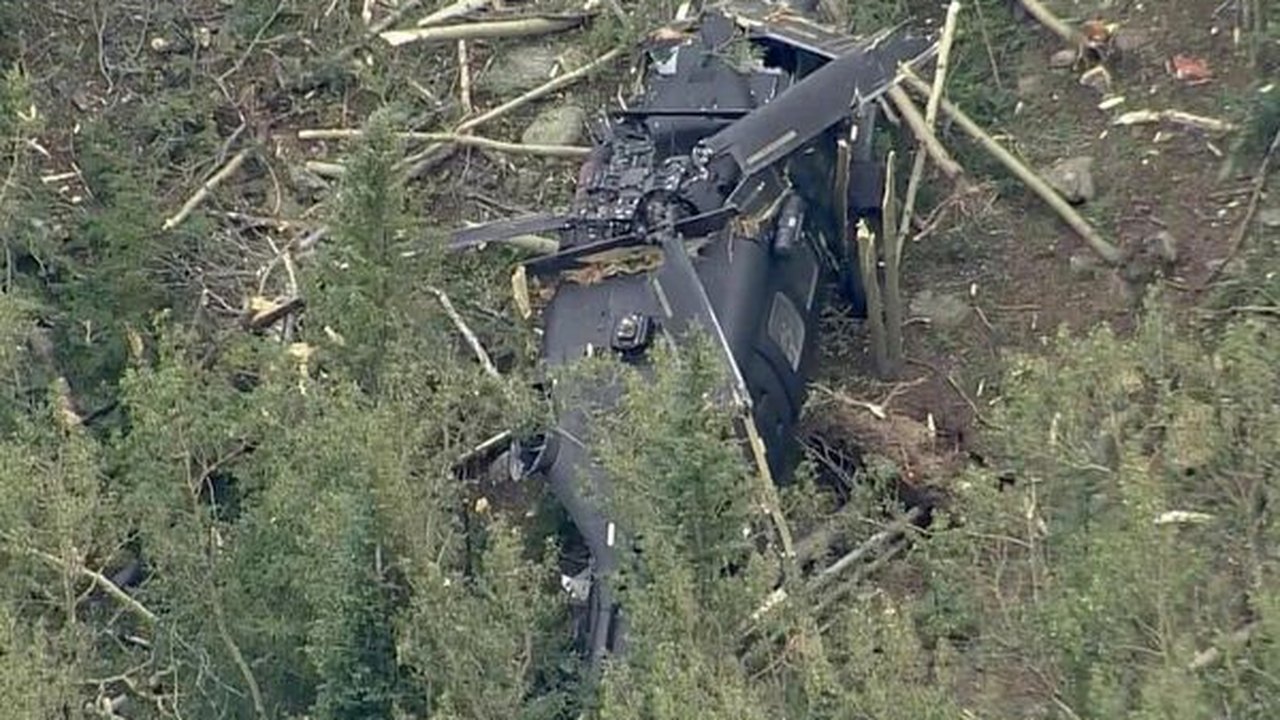 Helicóptero militar Black Hawk cai durante exercício de rotina nos EUA