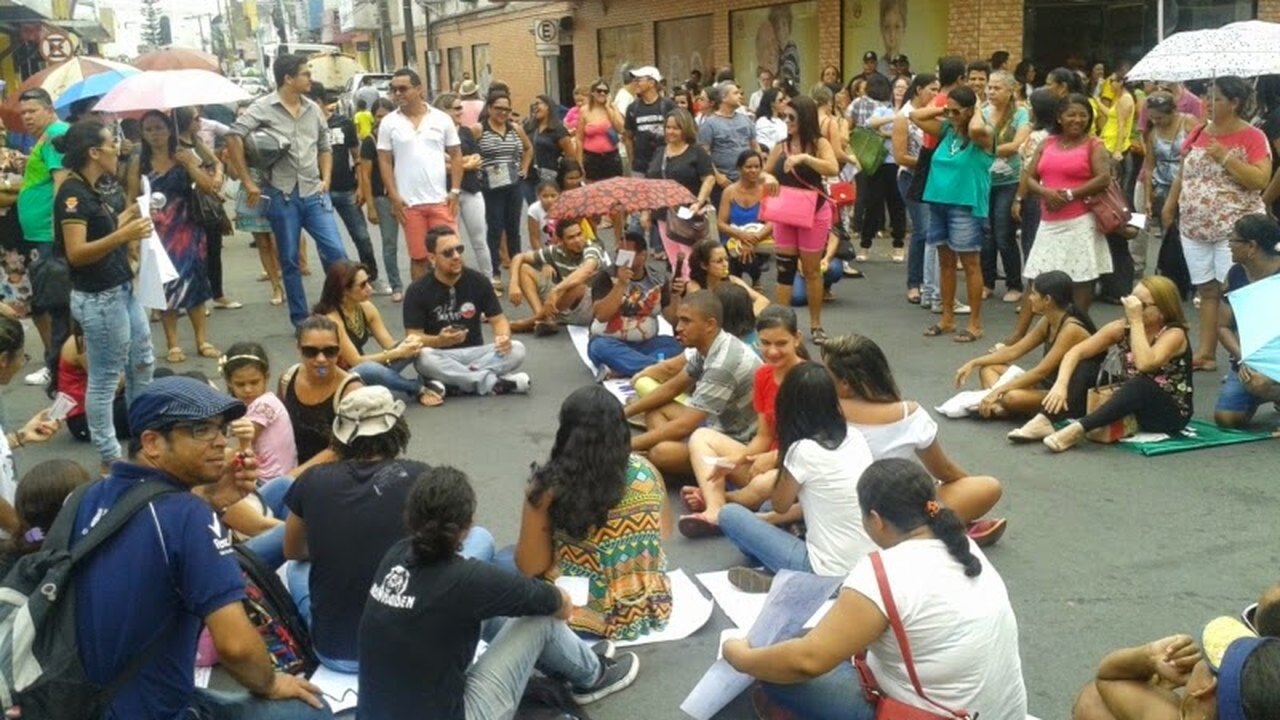 Servidores da Educação ocupam prédio do Legislativo de Arapiraca