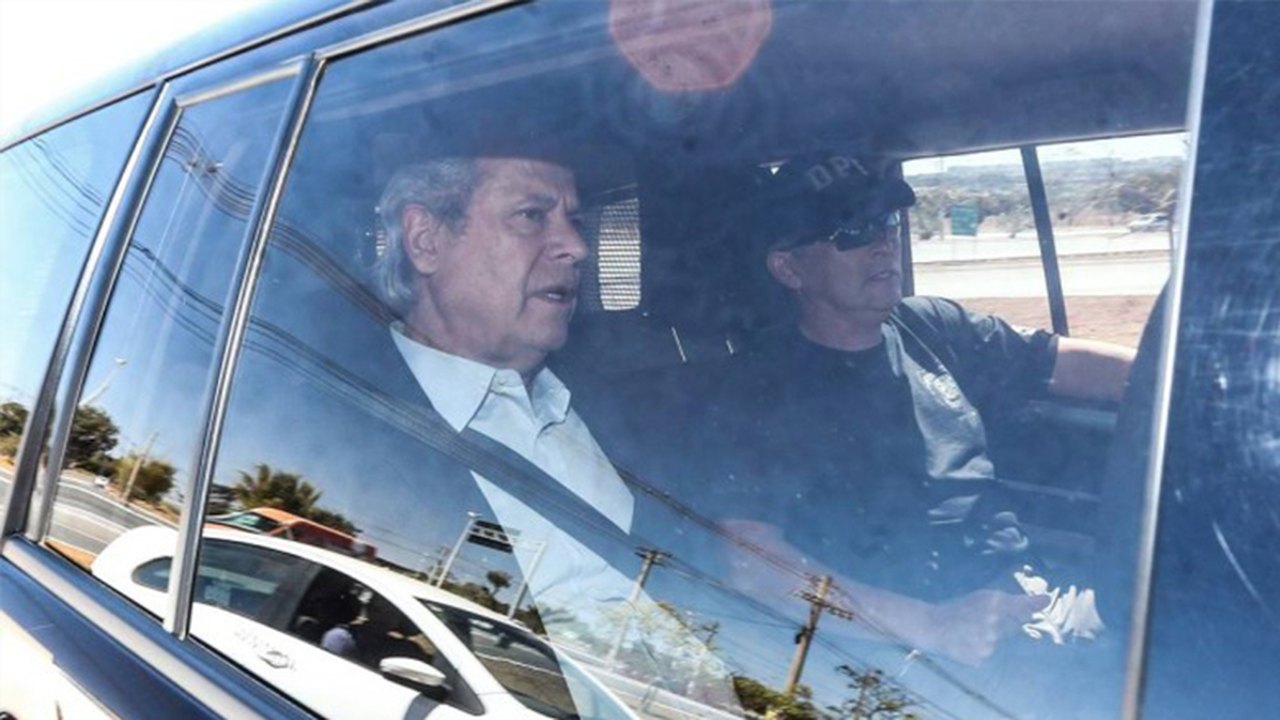 Dirceu é transferido para Polícia Federal em Curitiba