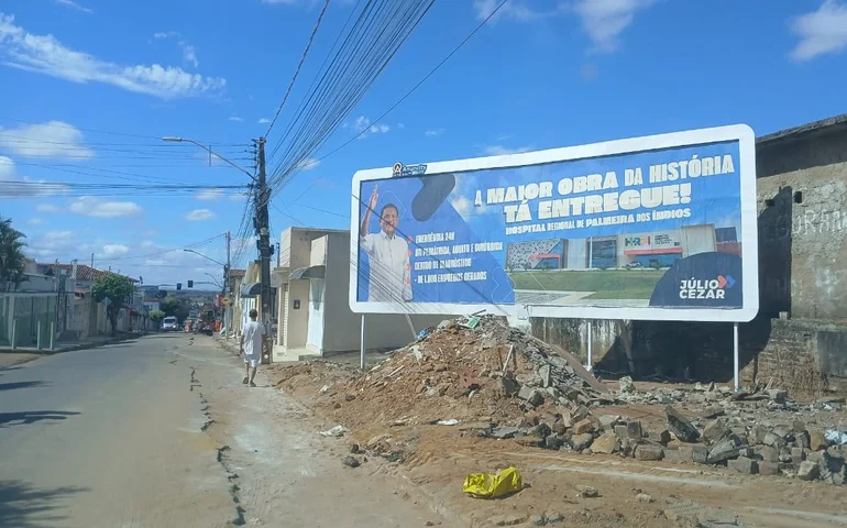 Denúncia aponta outdoor com imagem de Júlio Cezar em área pública nas antigas instalações do INSS, em Palmeira dos Índios